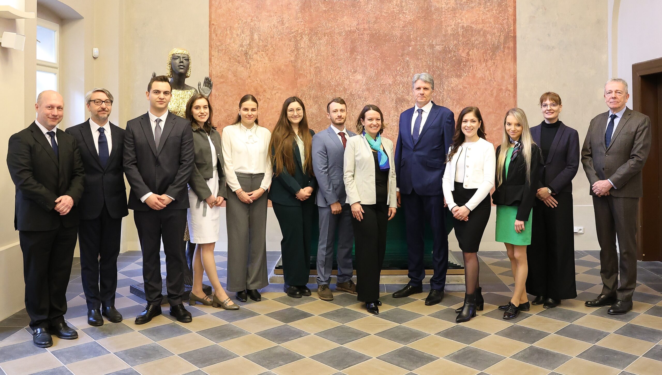Akademie přivítala nové posluchače, rozloučila se s absolventy 