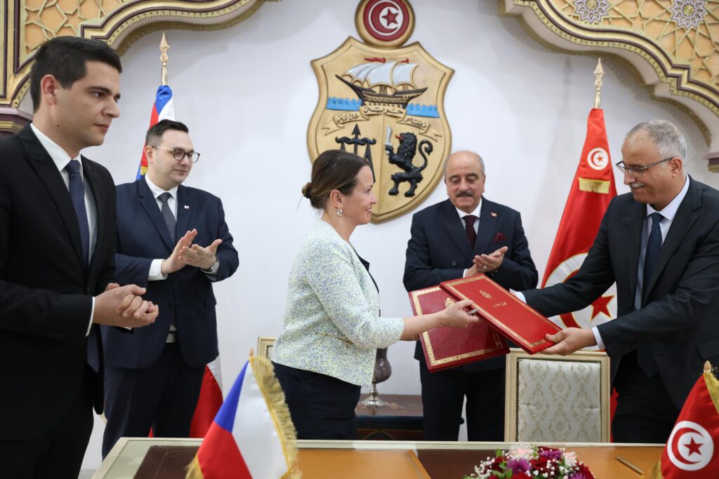 Ředitelé diplomatických akademií podepsali memorandum o spolupráci v přítomnosti ministrů zahraničí Česka a Tuniska.