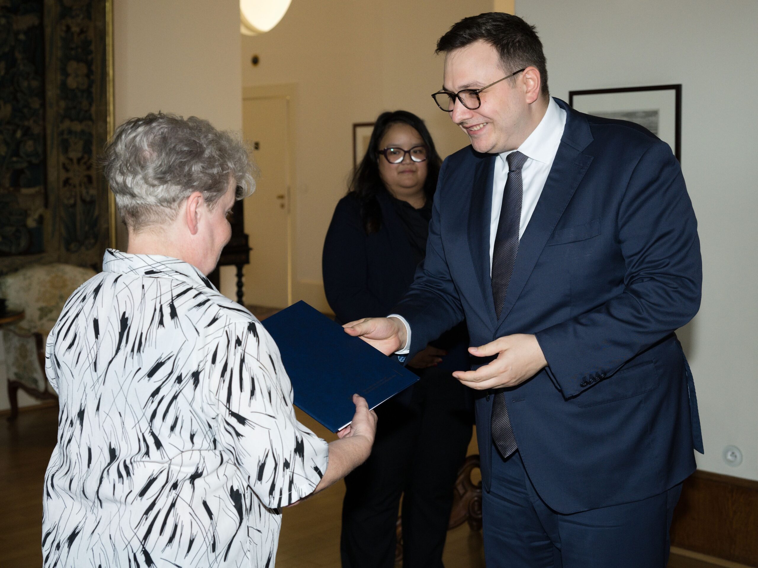 Paní Dana Drábová, členka Vědecké rady Diplomatické akademie MZV († 6. 10. 2025)